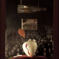 „V širším slova smyslu pak vypovídají i o naší vlastní nostalgii po hmatatelném a konkrétním světě, něčem, co nás stále ještě dokáže vrátit k výsostně lidskému rozměru osobních příběhů,“ dodala ředitelka DOXu.