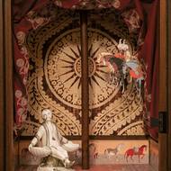 Pohled do vitríny na výstavě Útěcha věcí v DOXU. 