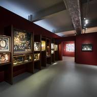 Fiktivní příběh o nenaplněné lásce Kemala, bohatého syna továrníka, a jeho půvabné sestřenice Füsun je v expozici odvyprávěn prostřednictvím předmětů denní potřeby románových postav.

