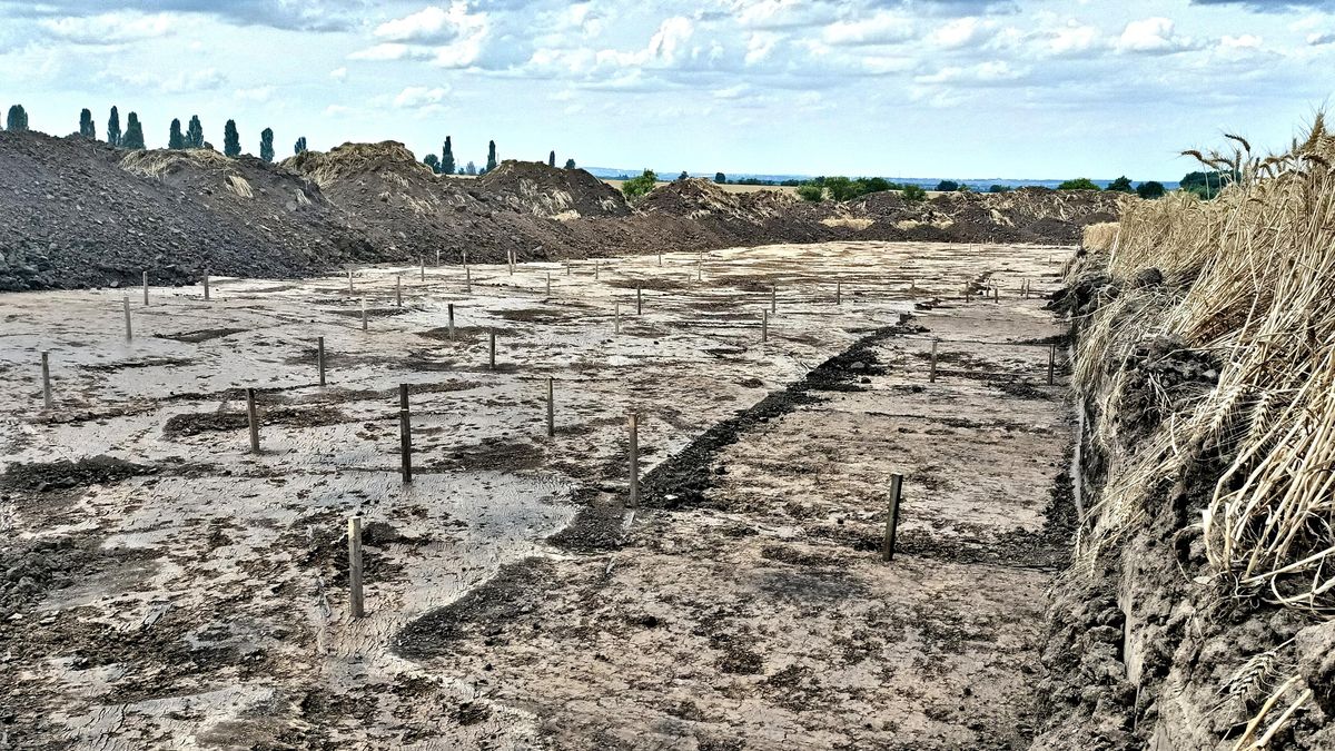 Hroby, domy i pravěké spižírny. Na obchvatu Prahy čekají archeology žně