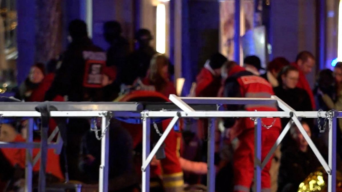 Online: Útok na vánoční trh v Magdeburku, zabíjelo rychle jedoucí auto