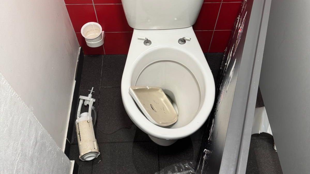 Fanoušci Sigmy bojují s vedením. Mají zvláštní styl, demolují cizí toalety