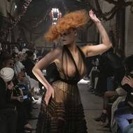 Modelky se procházely trhavými pohyby po mole připomínajícím pochroumané panenky či individua z potemnělé Paříže maďarského fotografa Brassaïe (1899–1984), jehož dílem se Galliano inspiroval.