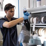 K výrobě umělých končetin se využívá karbon, který je lehký a silný zároveň, jak vysvětluje Andrij.