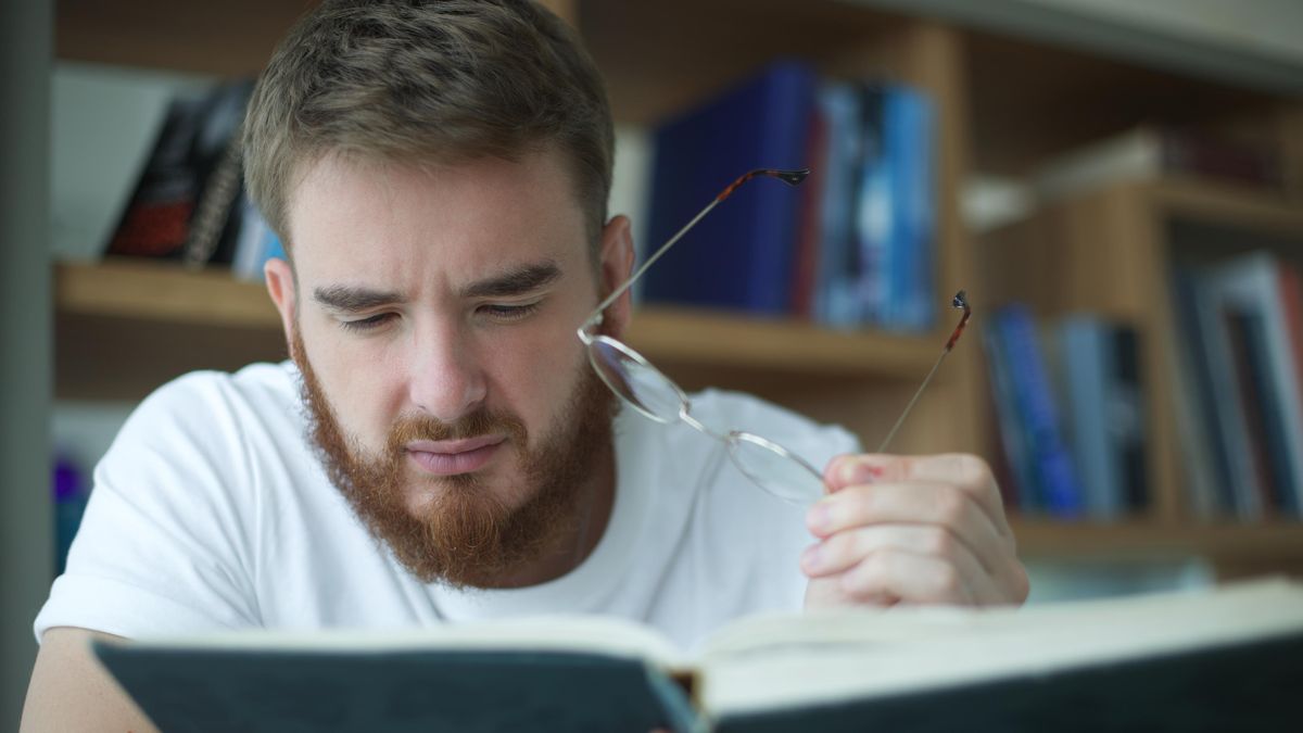 Číst mezi řádky není potřeba. Stačí číst vůbec