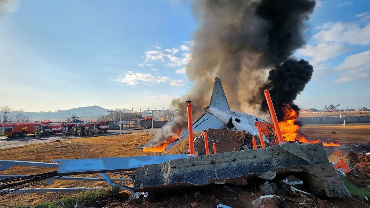 Fotky z místa: Přistání Boeingu 737 skončilo výbuchem