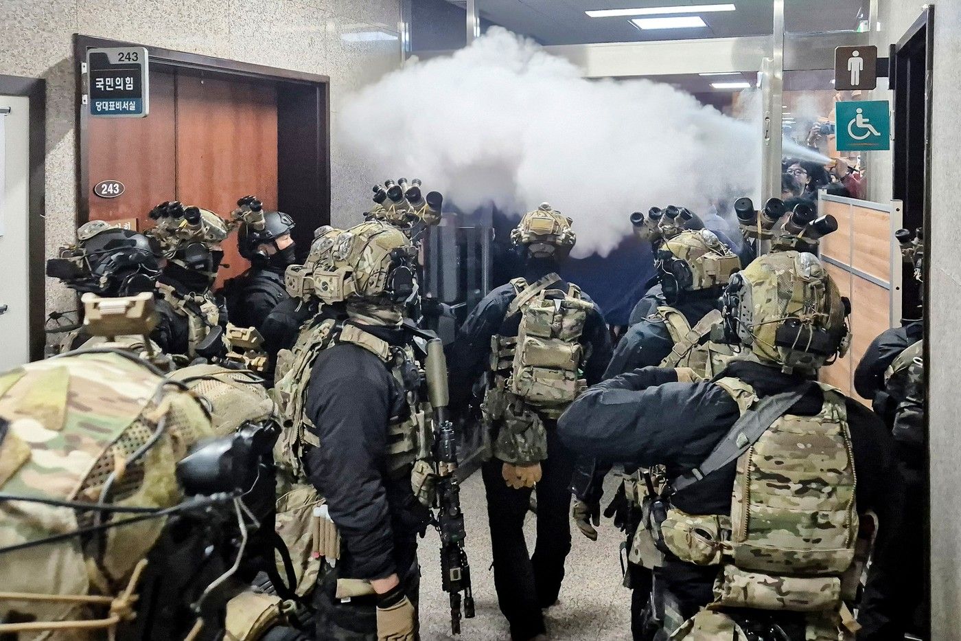 Pokus o obsazení parlamentu armádou