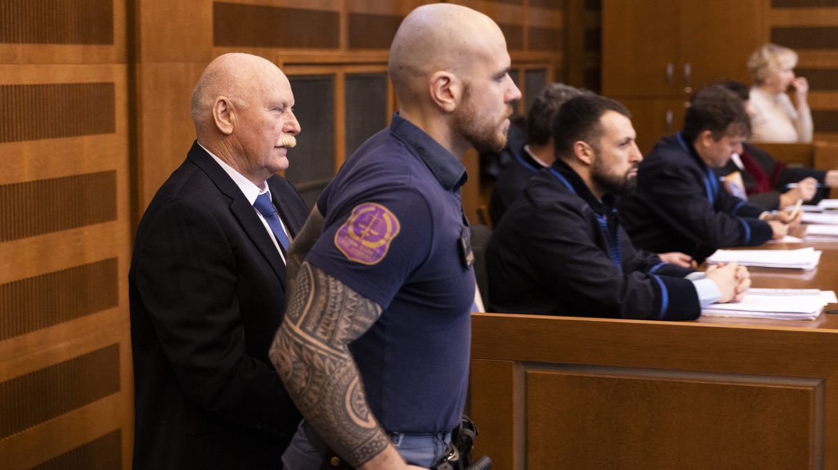 „Sledoval jsem ho, ale nezabil.“ Soud řeší, zda si advokát objednal vraždu