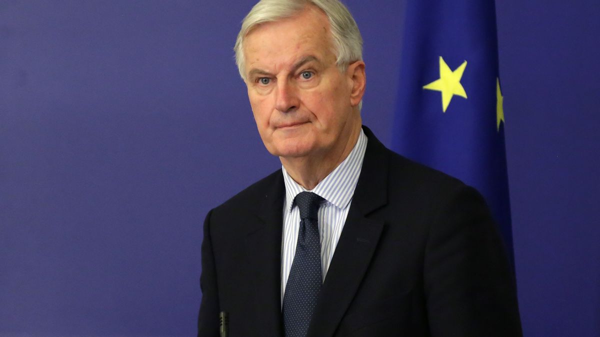 Barnier předal Macronovi demisi, francouzskou vládu zatím dál povede