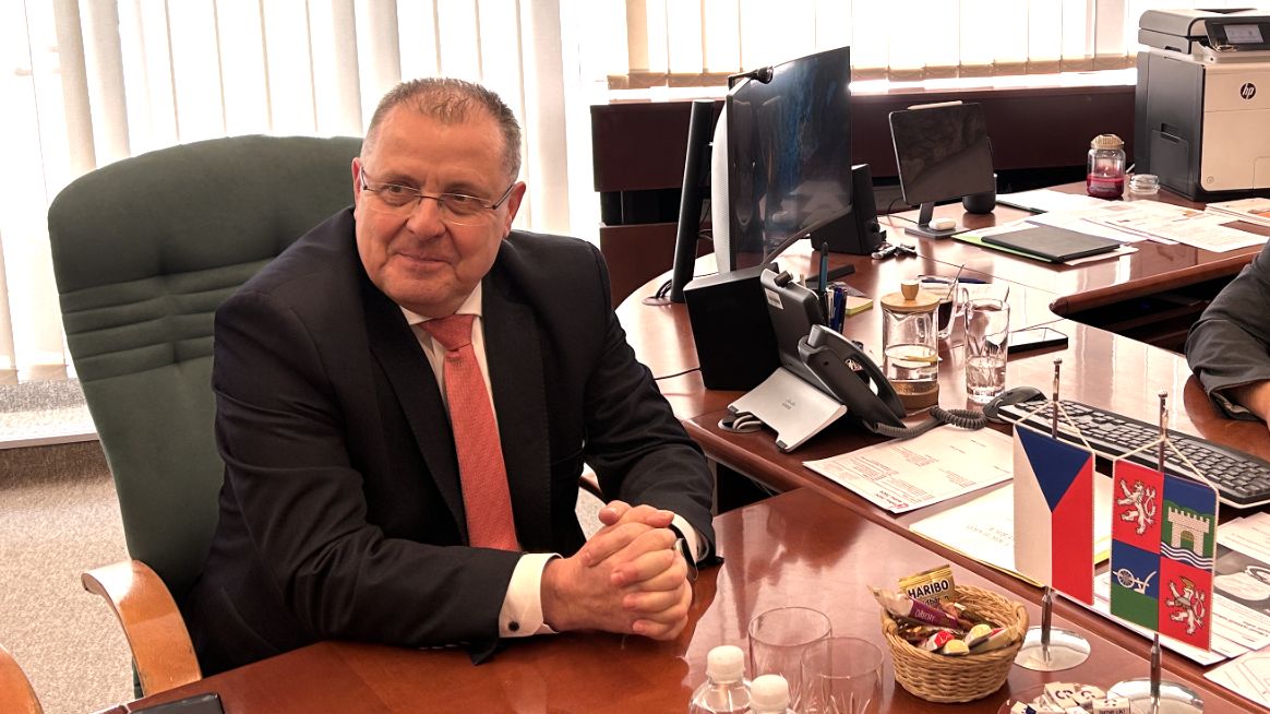 Ředitel hygieny udělal kariéru. Pomohlo mu „potvrdenie“ ze Slovenska