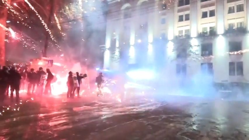 Video z bouřícího Tbilisi: Proti pyrotechnice nasadila policie vodní děla