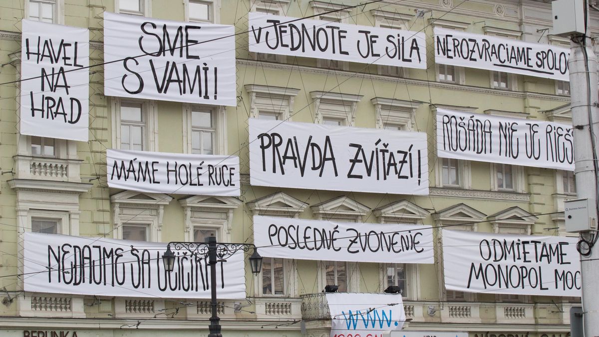 Komentář: Polistopadová demokracie vs. totalita: Zatím jen 35:41