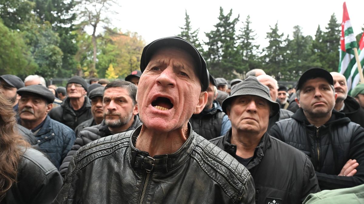 Jak rozumět protiruským protestům v satelitu Moskvy: I tady mají vliv peníze