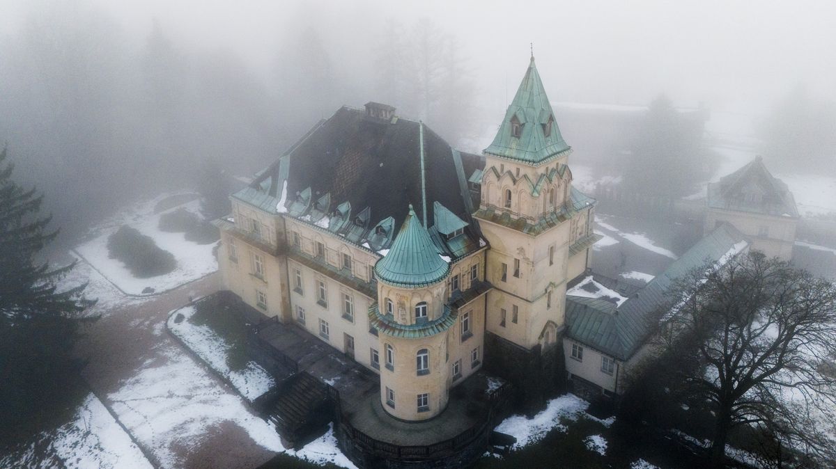 Fotky: Druhá Kramářova vila je na prodej. Sloužila nacistům i komunistům