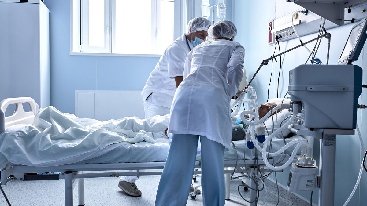 Covid loni zabíjel víc než chřipka. Očkujte se, vyzývají stále odborníci