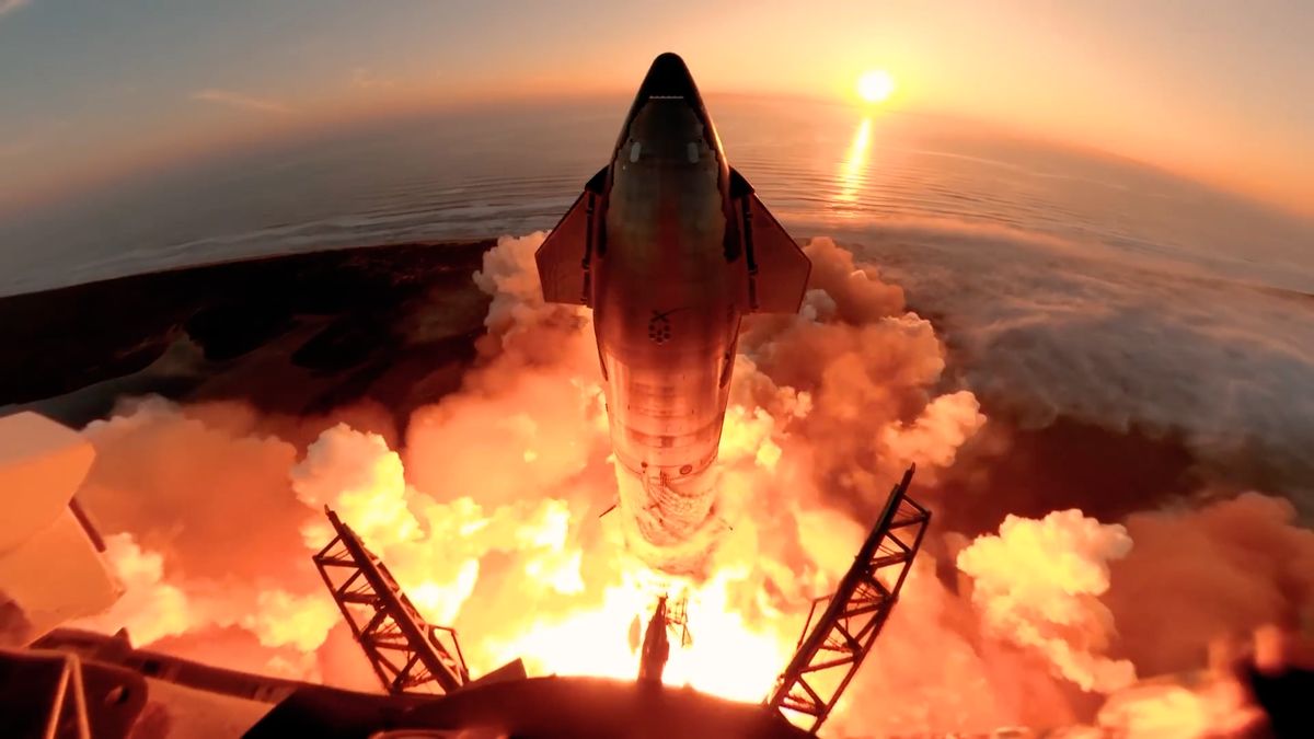 SpaceX provedla šestý test lodi Starship, nosná raketa se zřítila do moře