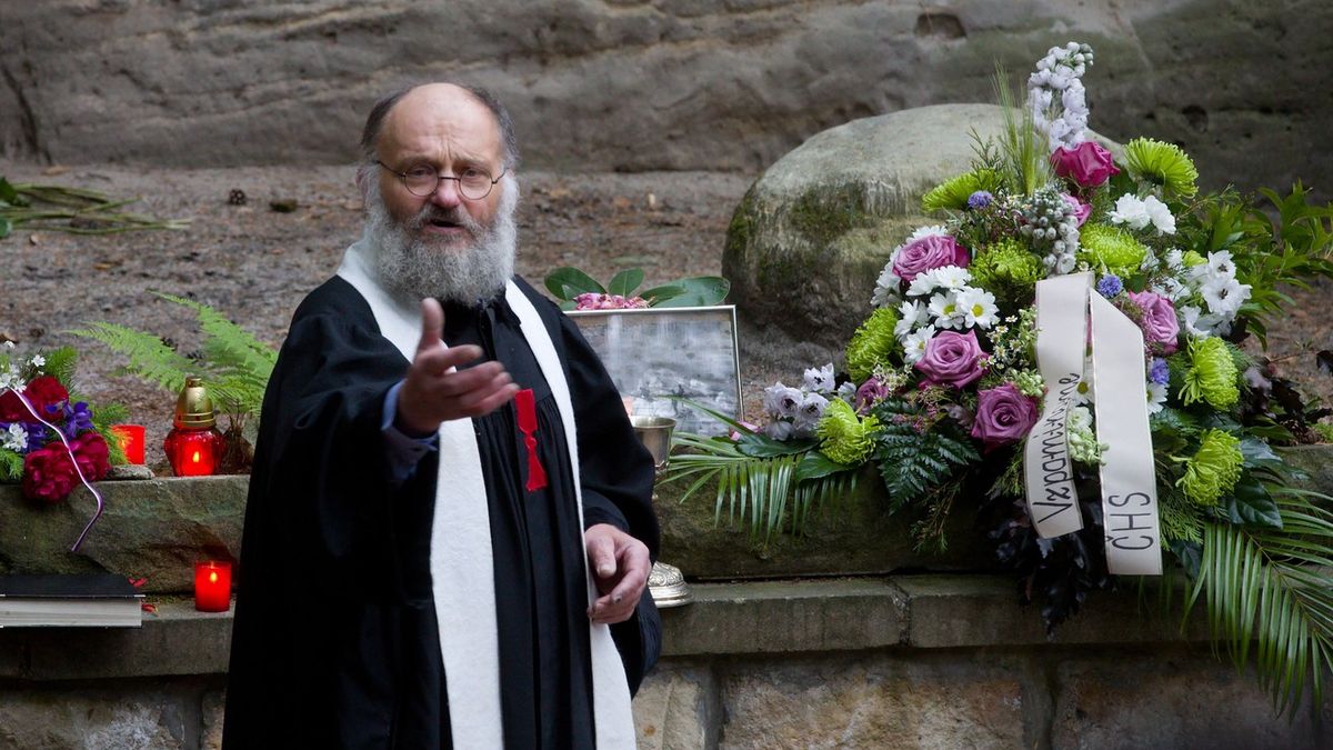 „Říkal, že jsme jako Ježíš a Máří.“ Známý kněz čelí obvinění z obtěžování