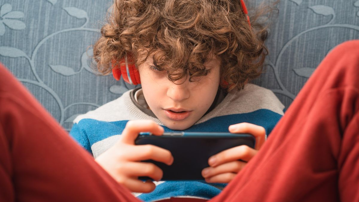 Zakazujete dětem hrát na mobilu? Možná je to chyba