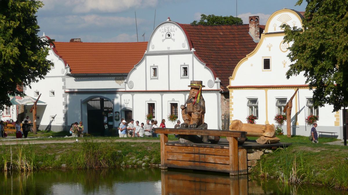 Jihočeský venkov jako z pohádky. Za tajemstvím Holašovic, ikony selského baroka