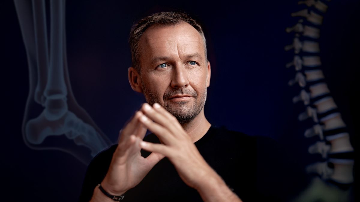Jeho ruce pomohly Nadalovi i Keanu Reevesovi, sám přitom překonal těžký pád