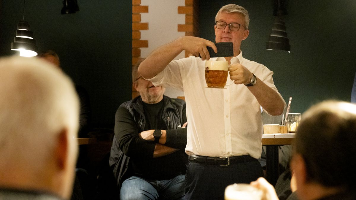 „Nadávejte Fialovi i Babišovi“. Havlíček a spol. lovil hlasy v pražské hospodě