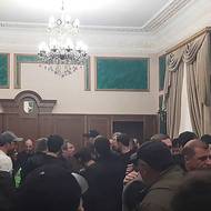 Protestující v noci z pondělí na úterý začali blokovat mosty vedoucí do Suchumi v reakci na zatčení odpůrců navrhovaného zákona. U jednoho z mostů se s nimi střetla policie, bezprostředně ale nebyli hlášeni žádní zranění nebo zatčení. (Protestující v budově prezidentské správy, 15. listopadu.)