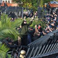 Podle dřívějších zpráv protestující strhli plot u parlamentu a vnikli na jeho pozemek, kde se mezi protestujícími a policií se strhla potyčka. Demonstranti na strážce zákona házeli lahve, vejce, kameny a klacky.