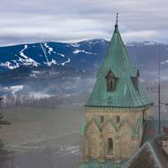Za dobré viditelnosti se v dálce tyčí Krkonoše s nejvyšší horou Sněžkou.