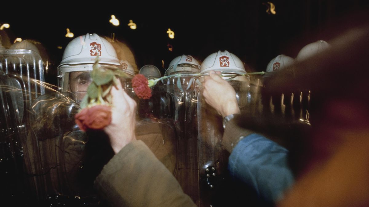 17. listopad 1989: Dobové fotky ukazují, jak z totalitního zmaru vzešla naděje