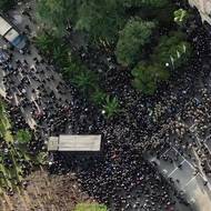 Web Echo Kavkaza napsal, že lidé také znemožnili průjezd hasičskému vozu, který měl sloužit k zablokování průchodu vytvořeného po stržení části plotu. TASS uvedl, že se policii podařilo zastavit osoby, které na půdu parlamentu pronikly.