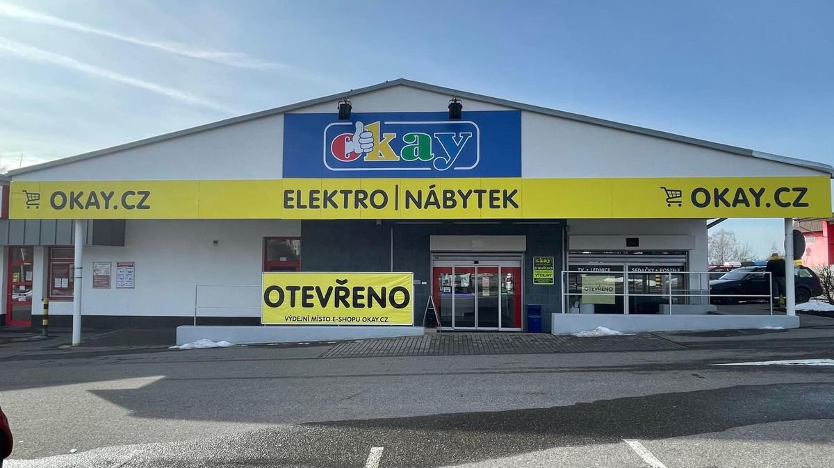 Řetězec s elektronikou Okay zkrachoval, nepomohlo ani zavírání prodejen