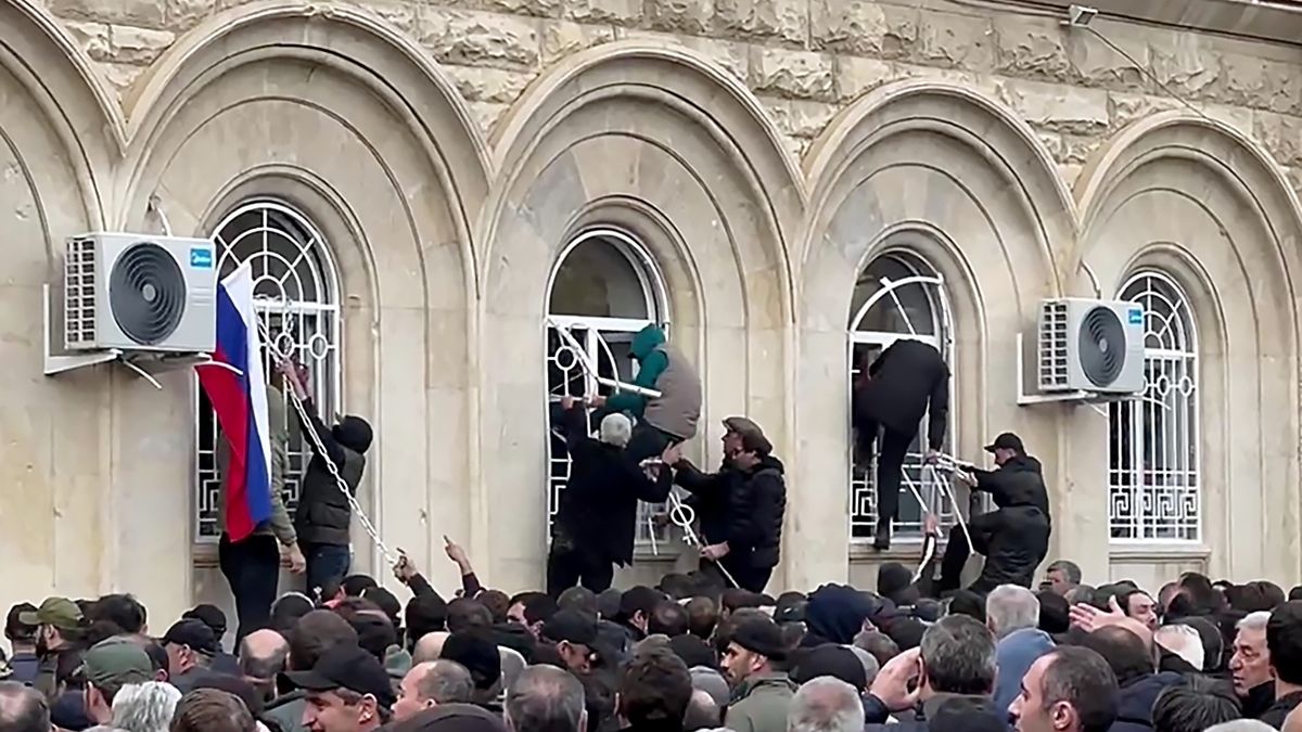 Demonstranti v Abcházii vtrhli kvůli investiční dohodě s Ruskem do parlamentu