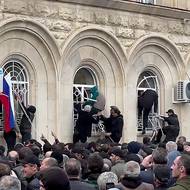 Nepokoje vypukly v pondělí poté, co abchazský parlament začal projednávat návrh zákona, který by umožnil Rusům kupovat pozemky a nemovitosti v Abcházii, jejíž hory a pláže u Černého moře jsou pro ně oblíbenou turistickou destinací. 