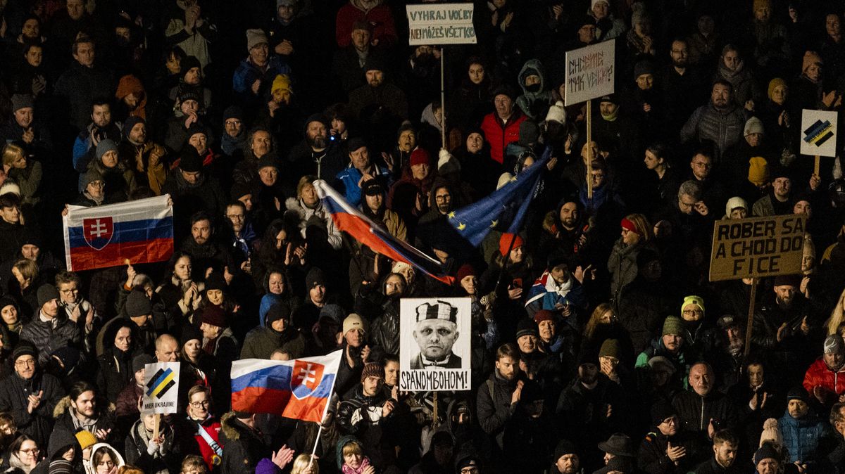 Fico: Demonstrace jsou svolávány na základě lží, cizí aktéři budou vyhoštěni