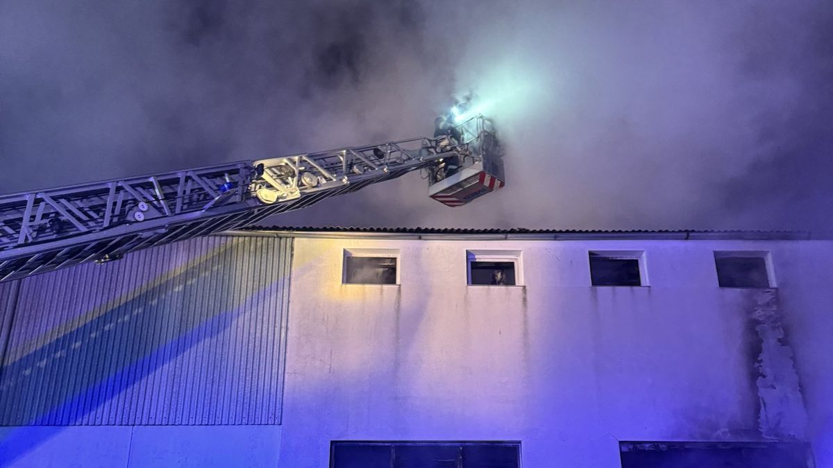 Předběžná škoda po nočním požáru haly v Brandýse n. Labem je 17 milionů korun