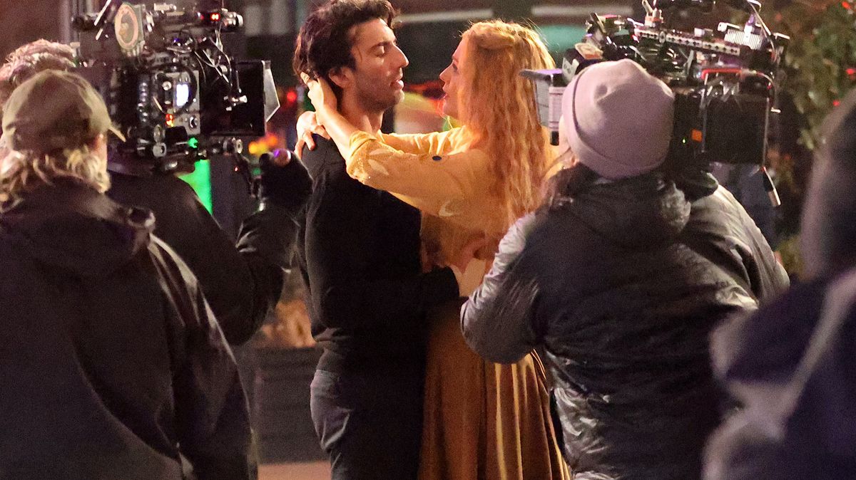 Režisér filmu Námi to končí žaluje Livelyovou a Reynoldse za pomluvu