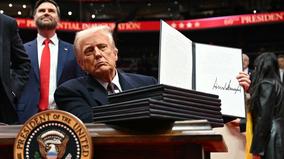 Trump začal vládnout. Podepsal první dekrety a popudil Panamu