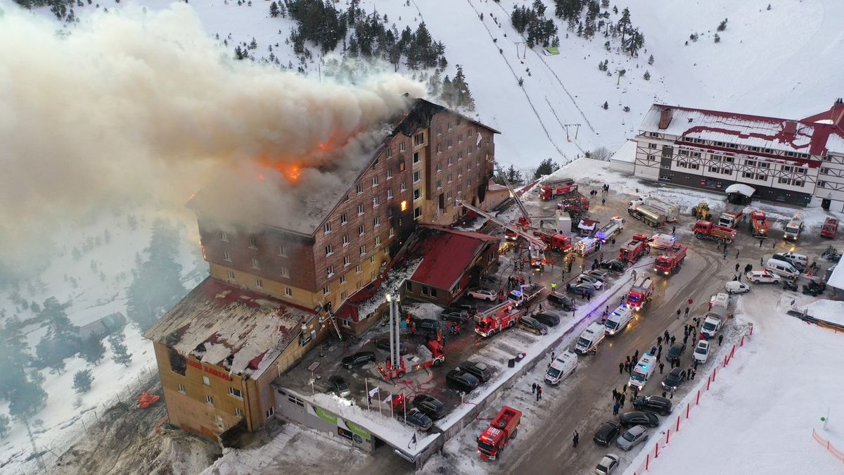 Požár v hotelu lyžařského střediska na severu Turecka si vyžádal deset obětí
