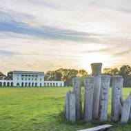 V oblasti se nachází i mnoho kulturních památek. Na snímku zámeček Pohansko.