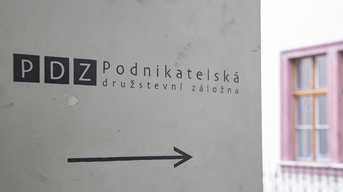Premiéra Fialu po roce dostihl bumerang z velkoprádelny