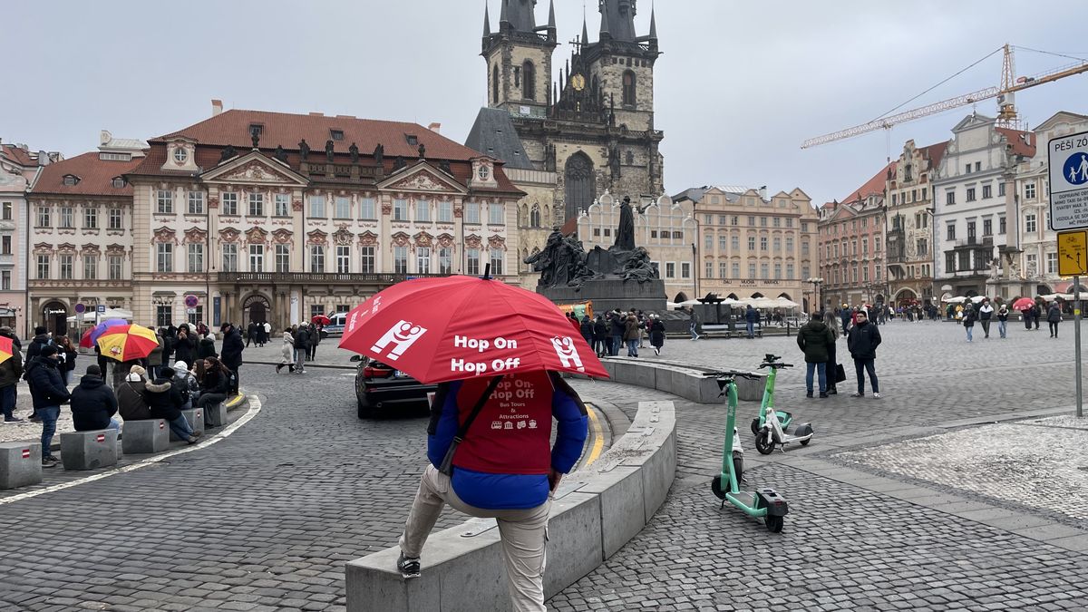 Den mezi deštníkáři. Střed Prahy mohou okupovat jen díky podivné charitě