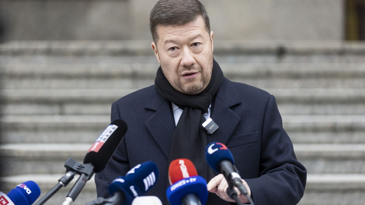 Dva plakáty, stejný čin. Z čeho přesně policie podezírá Tomia Okamuru