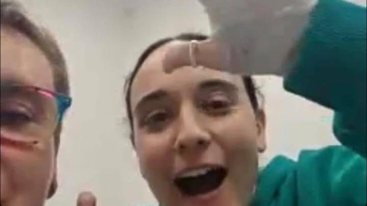„Po 471 dnech je Emily doma.“ Rodiny oslavují návrat propuštěných rukojmí