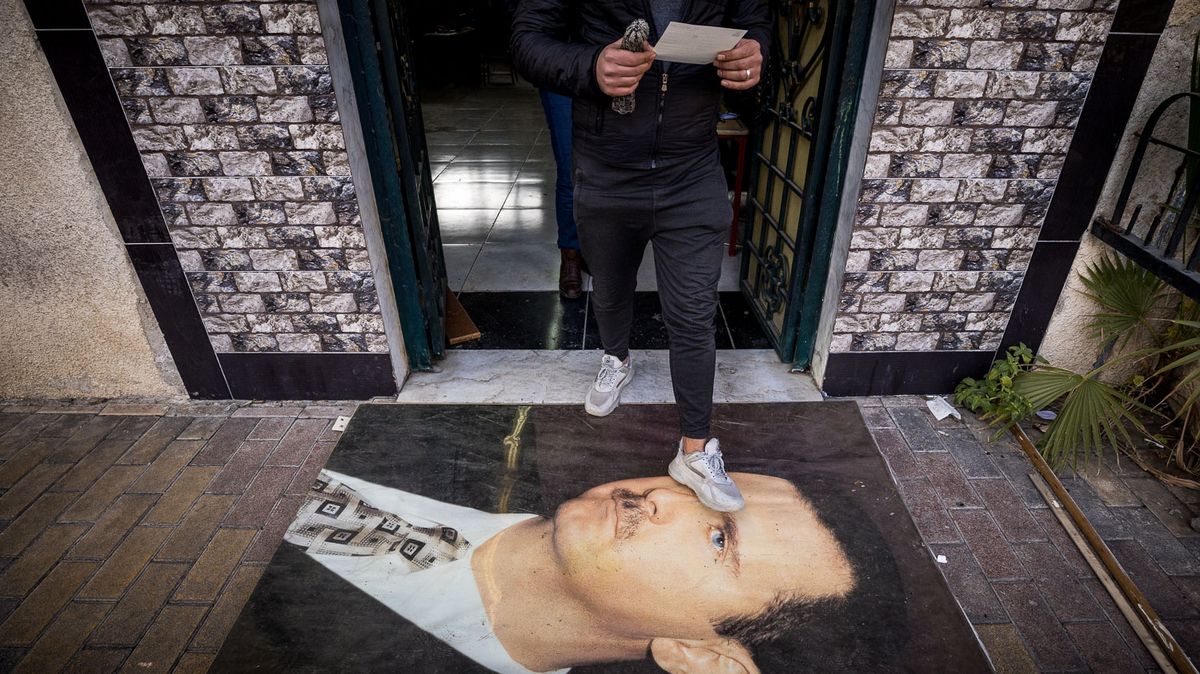 Dřív sloužili Asadovi, teď mu šlapou na obličej. Jak v Sýrii probíhá usmíření