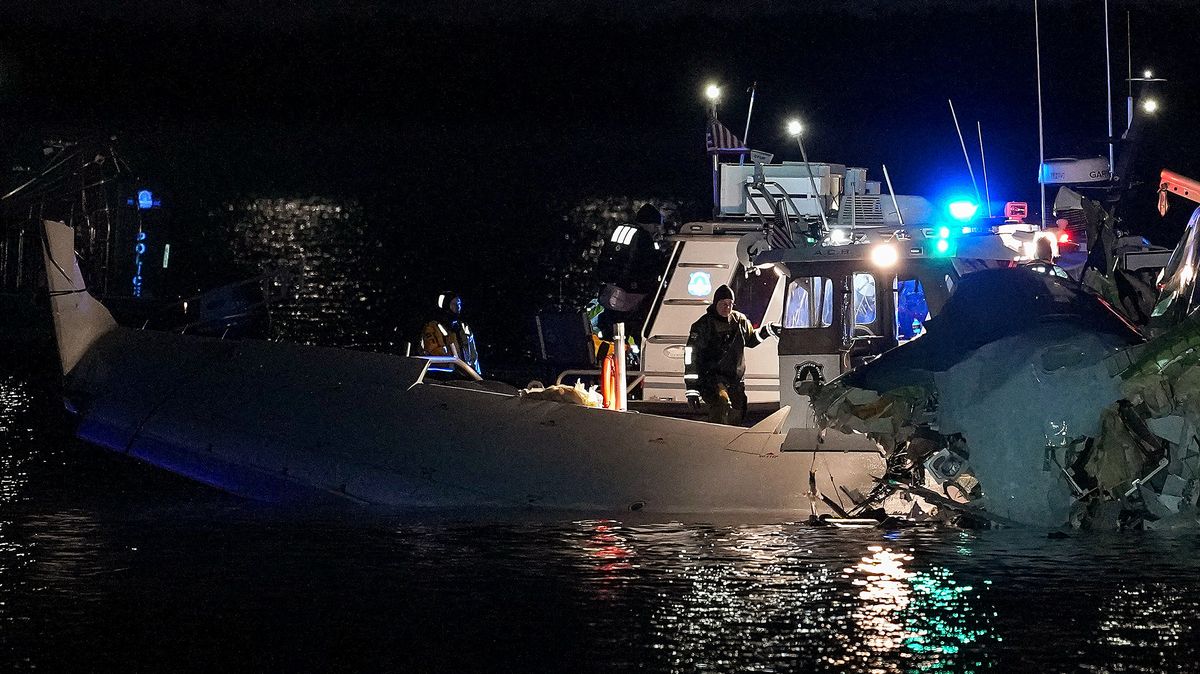 Obrazem: Obří záchranná akce na řece Potomac. „Nevíme, zda to někdo přežil“