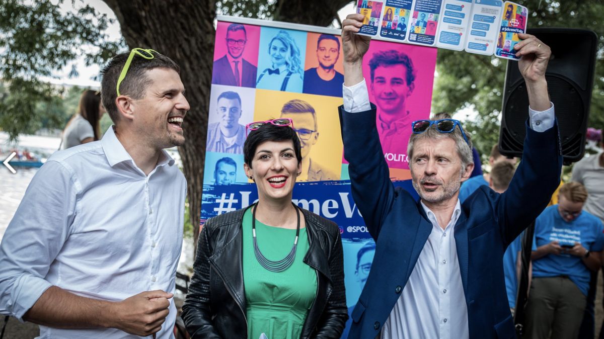 Kde v rozděleném Česku najít nové hlasy? Strany zaútočí na nejmladší voliče