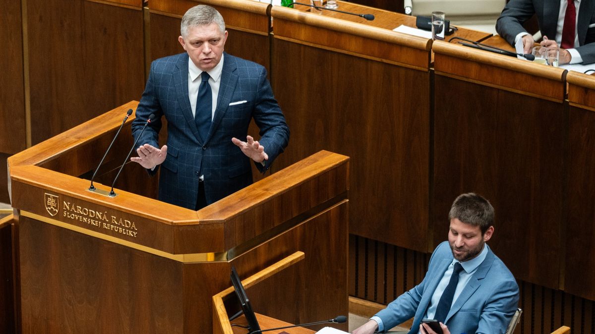 Bouřlivá schůze s Ficem. O odvolání premiéra se na Slovensku jednalo tajně