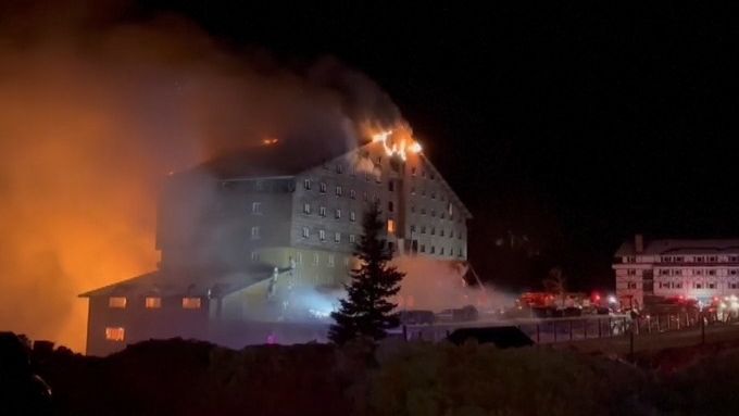 Obrazem: Hotel v tureckém lyžařském středisku zachvátil požár. Zemřelo 66 lidí