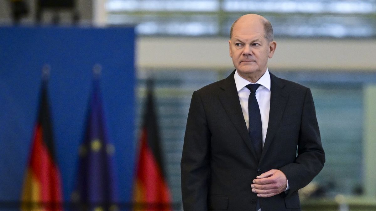 Muž, který objal kancléře Scholze, dostal u soudu pokutu a zákaz řízení