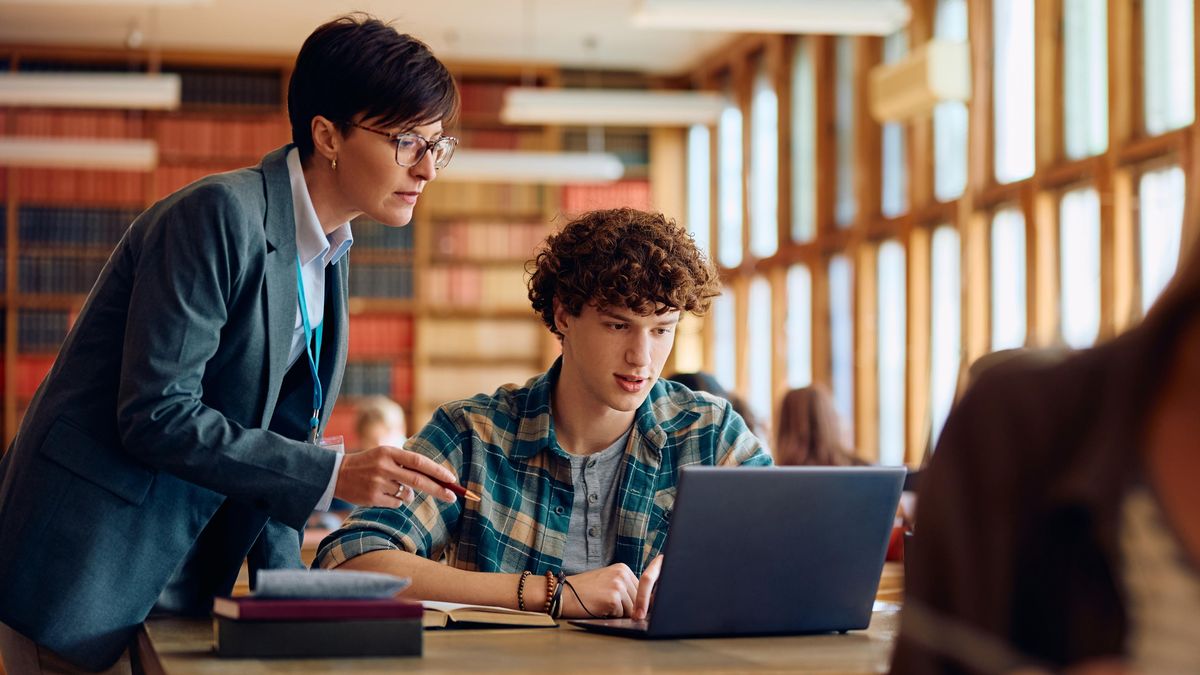 School Debt Crisis Leaves Students Without Funds or Future Studies